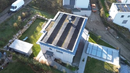 Photovoltaikanlage auf Einfamilienhaus, Drohnenaufnahme